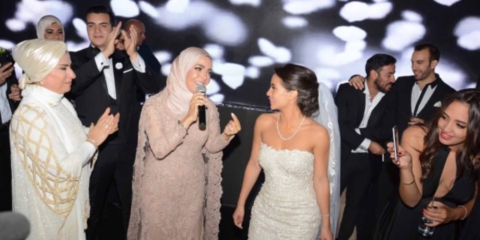 منى عبد الغني تعود للغناء في حفل زفاف ابنتها 