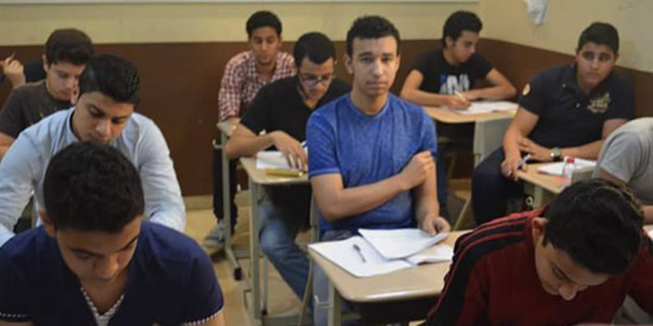«أخر افتكاسات الغش».. طالب يستخدم «سماعة بلوتوث» في امتحان الدبلومات بالإسكندرية