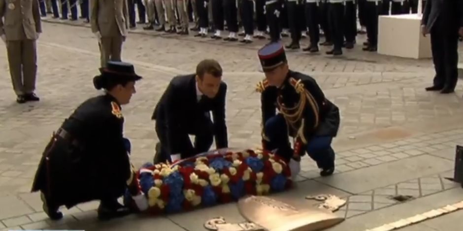 الرئيس الفرنسي يضع إكليلاً من الزهور على قبر الجندي المجهول