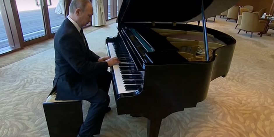  بوتين يعزف البيانو خلال لقاء التنين الصيني (فيديو)