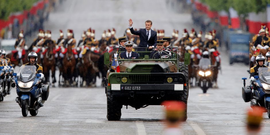 الرئيس الفرنسي يسير في الشانزليزيه بسيارة مكشوفة.. ويزور قبر الجندي المجهول (صور)