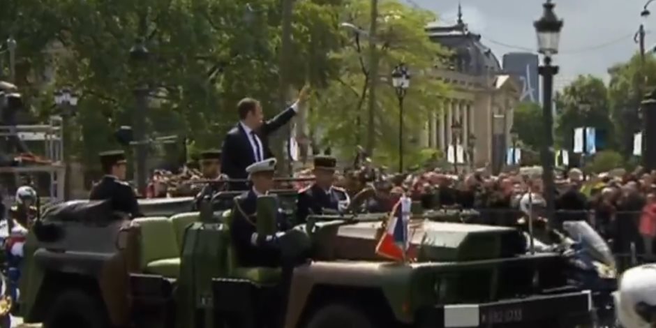 فرنسا تنتظر ماكرون في الشانزليزيه والرئيس يصل على مركبة عسكرية