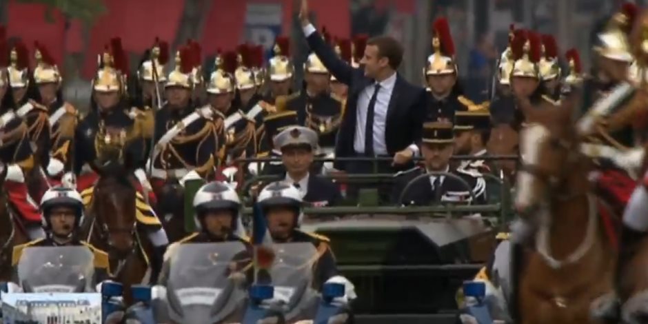 الرئيس الفرنسي يتجه إلى قوس النصر على مركبة عسكرية