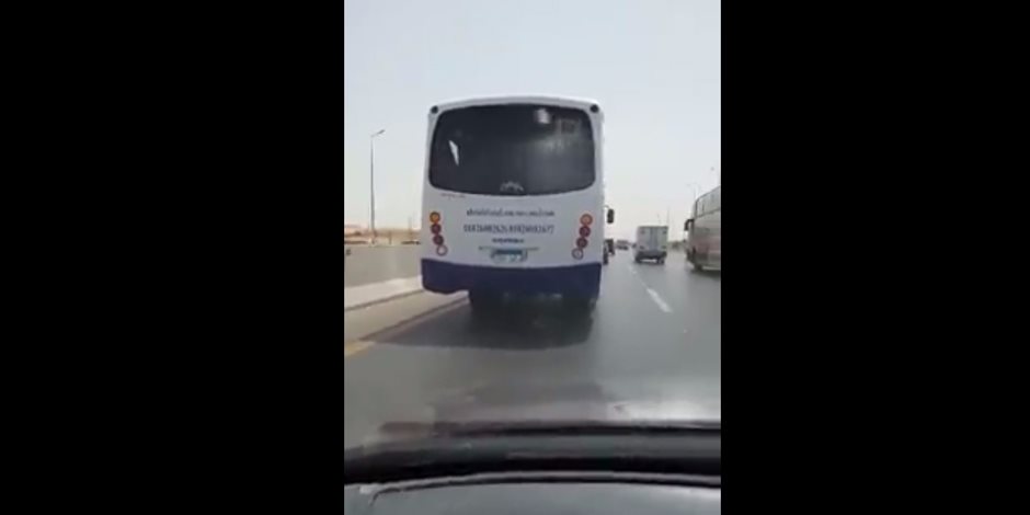سائق حافلة نقل طلاب يسير بشكل جنوني على الدائري (فيديو)