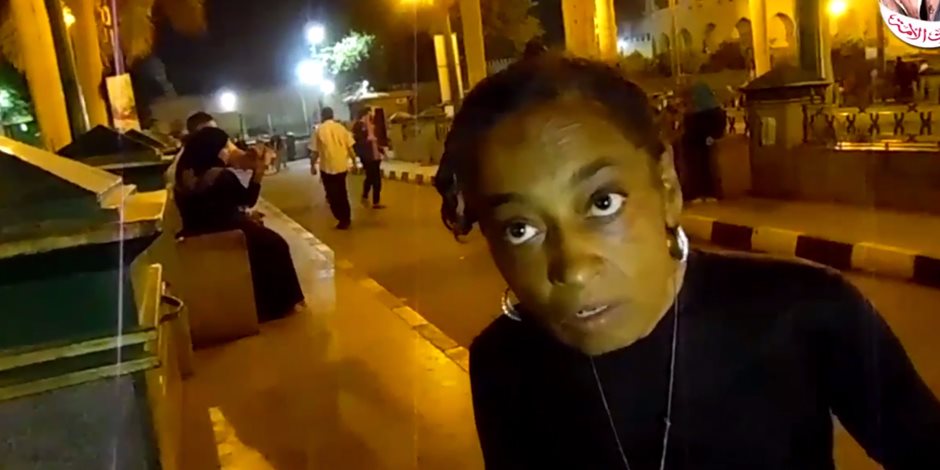 أستاذة جامعية تتحول إلى متشردة في شوارع القاهرة.. انقذوها (فيديو)