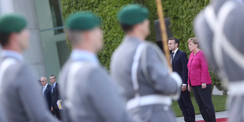 ماكرون يصل ألمانيا في أول زيارة خارجية له بعد تنصيبه رئيسا لفرنسا