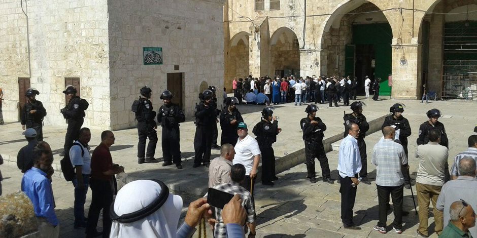 لليوم الرابع ..الفلسطينيون يؤدون صلاة الظهر أمام أبواب المسجد الأقصى 