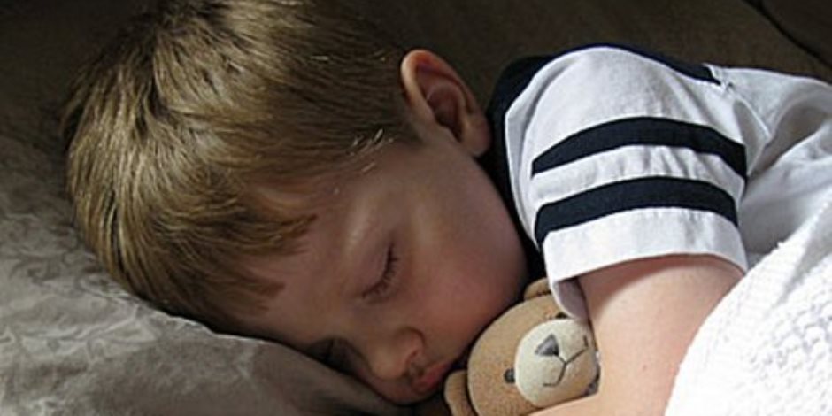 5 طرق هتساعدك على نوم طفلك بطريقة أسرع.. تنظيم حرارة الغرفة وإغلاق الأنوار