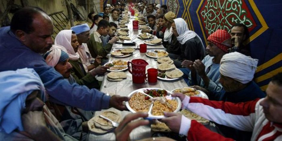 1200 وجبة يومية في خيم رمضانية وتوزيع وجبات بالمواقف والطريق الدولي بكفر الشيخ