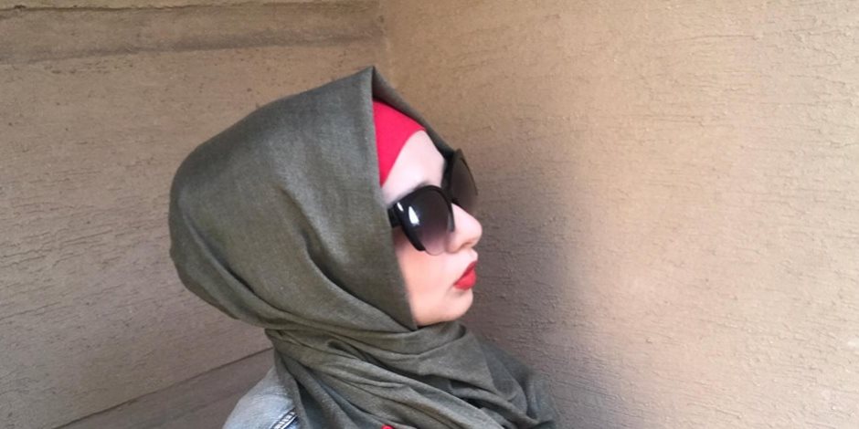 بمناسبة رمضان "نورهان محمد" تقدم لفات حجاب من الدانتيل الناعم والورد الملون
