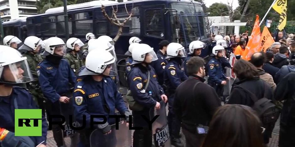 الشرطة اليونانية تخلي مطار «هيلينيكون» القديم من المهاجرين لنقلهم لمركز إيواء