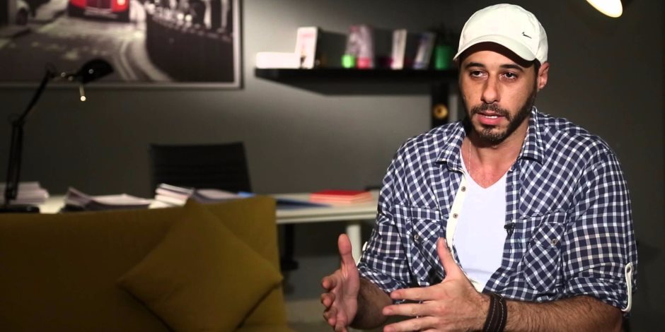 أحمد السعدني يفجر مواهبه المكبوته «الطبال» (فيديو)