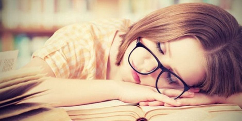 دراسة: فقدان بضع ساعات فقط من النوم يجعل السيدة تبدو أقل جاذبية وصحة