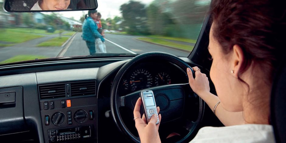 بريطانيا تدرس تغليظ عقوبات استخدام التليفونات المحمولة أثناء القيادة