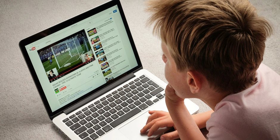 اعرف 3 خطوات للحفاظ علي سلامة طفلك من مخاطر الإنترنت
