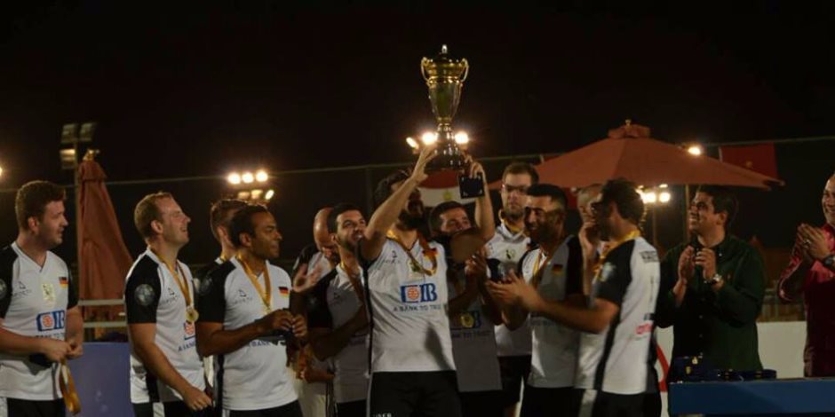 السفارة الألمانية بالقاهرة تحتفل بفوزها بـ«دوري كرة القدم للسفارات»