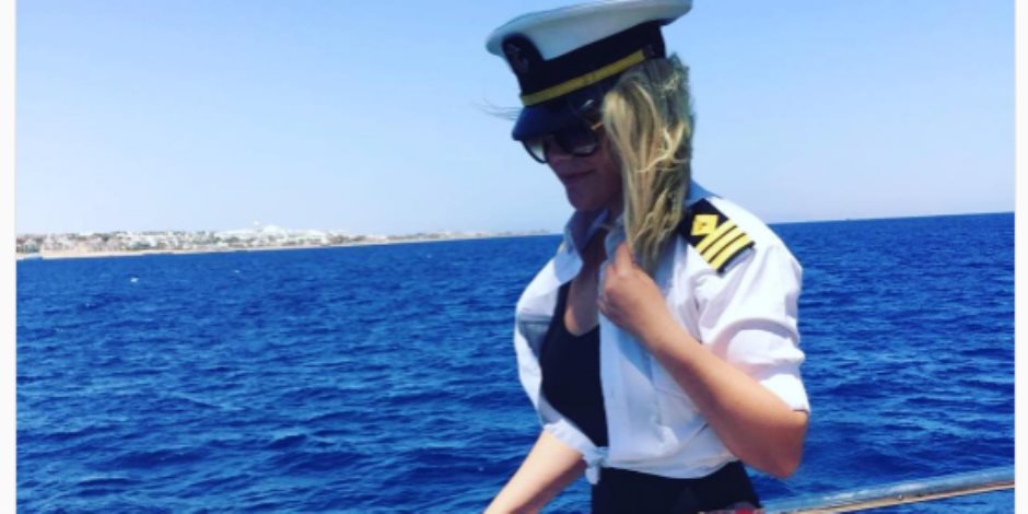 شقيقة رونالدو بزي القبطان: «قيادة القارب من أحلام حياتي»