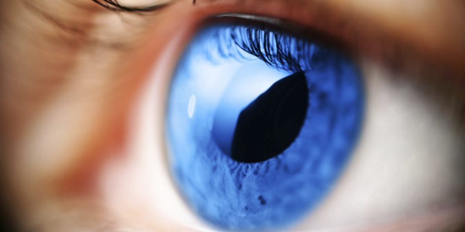 العدسات اللاصقة قد تزيد من مخاطر إصابة العين بالعدوى والبكتيريا