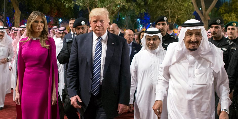 ترامب وسلمان والوفود المشاركة يغادرون القاعة بعد انتهاء قمة الرياض