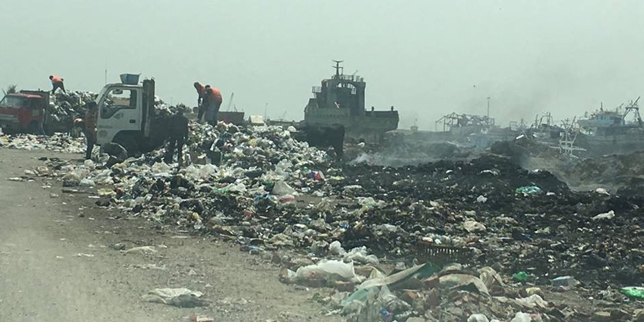 جبال القمامة تحاصر ورش صناعة السفن في بورسعيد (صور)