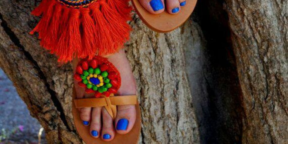 موديلات الصنادل والأحذية لصيف 2017 مطعمة بالورد والأحجار الملونة