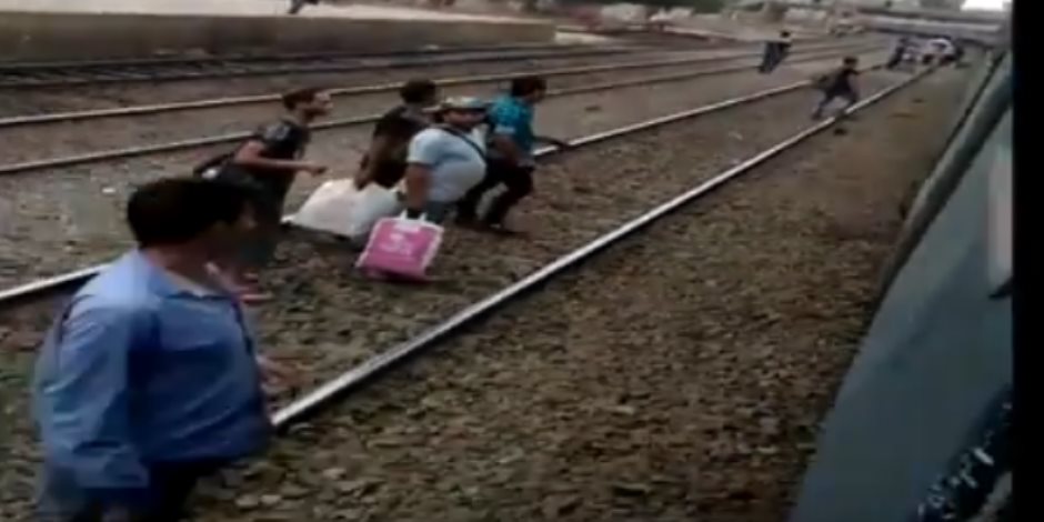 ركاب «طنطا» يعرضون حياتهم للخطر ويعبرون قضبان السكك الحديدية لاستقبال القطار ( فيديو )