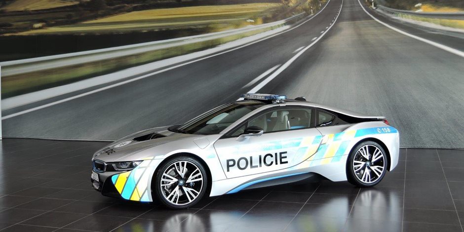 الشرطة التشيكية تتسلم نسخة من بي إم دابليو i8 الكهربية