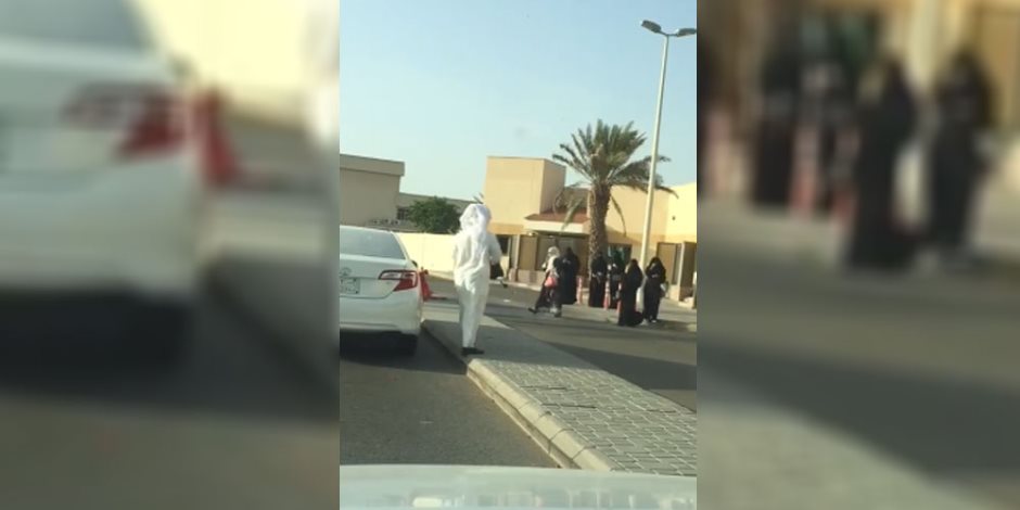 سعودي «رومانسي» يستقبل زوجته بالورود عقب انتهاء الامتحانات (فيديو)