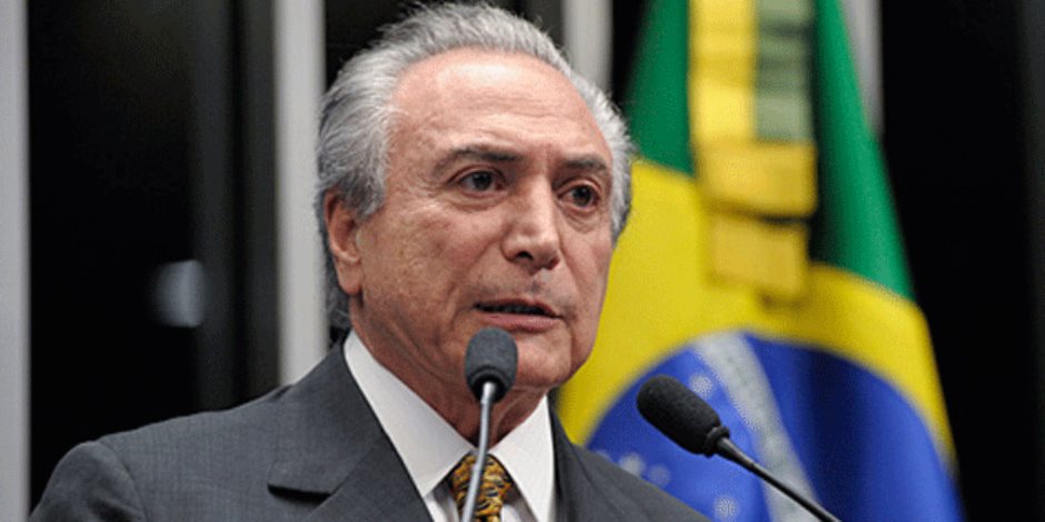 رئيس البرازيل يحصل على أصوات كافية في الكونجرس لمنع محاكمته بقضايا فساد