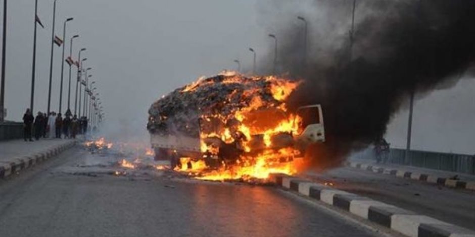 النيران تلتهم سيارة محملة بجراكن بنزين مهربة بالدائري