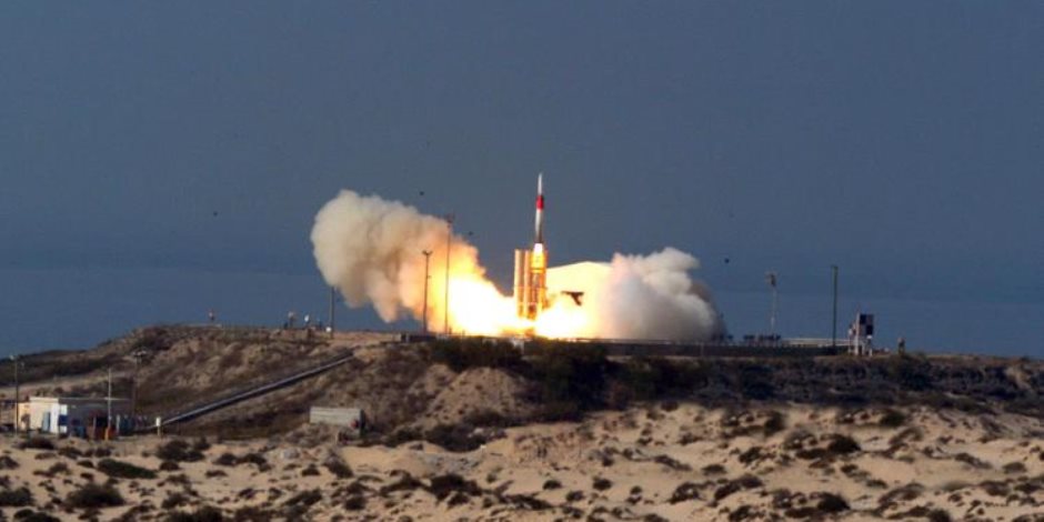 إسرائيل تجري إطلاق صاروخ بتل أبيب (فيديو)