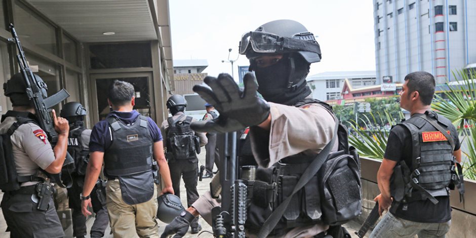 إندونيسيا: أفراد أسرة واحدة نفذوا هجوم سورابايا اليوم