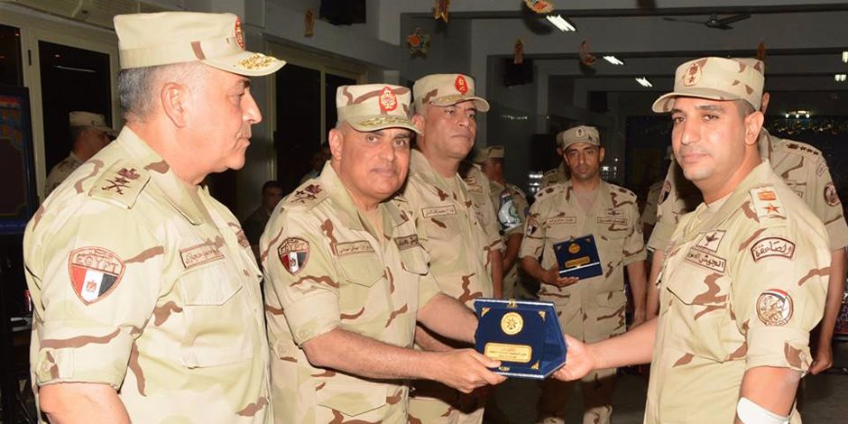 وزير الدفاع يلتقي مقاتلي القوات المسلحة ويشاركهم تناول الإفطار  (صور)