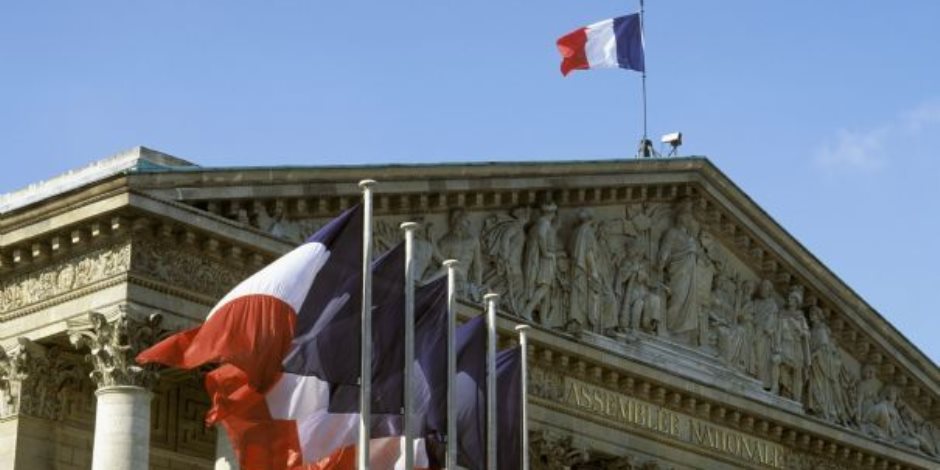 البرلمان الفرنسي: قرار ترامب يضر بالاقتصاد الأمريكي