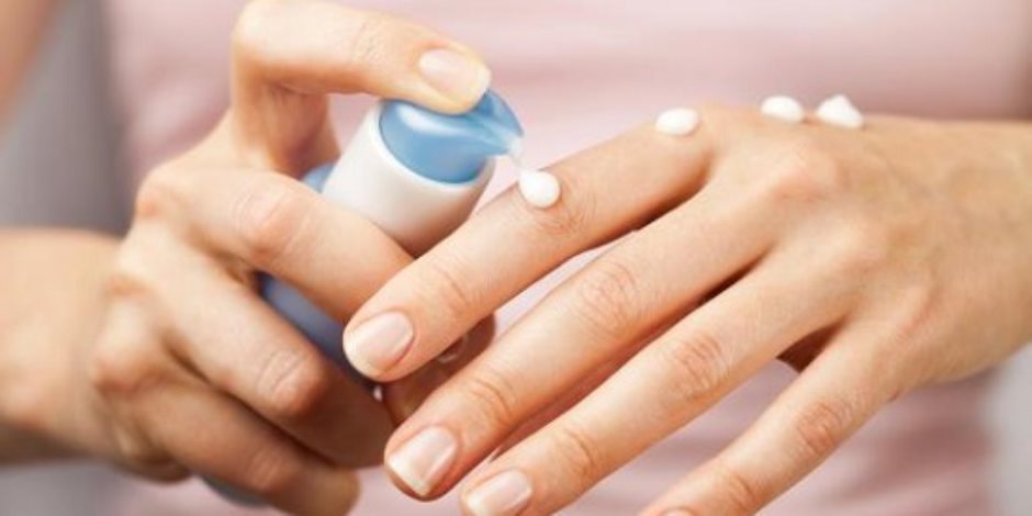 علاج تشققات الجلد يحتاج إلى مهارة فى غسل اليد واستخدام المرطبات