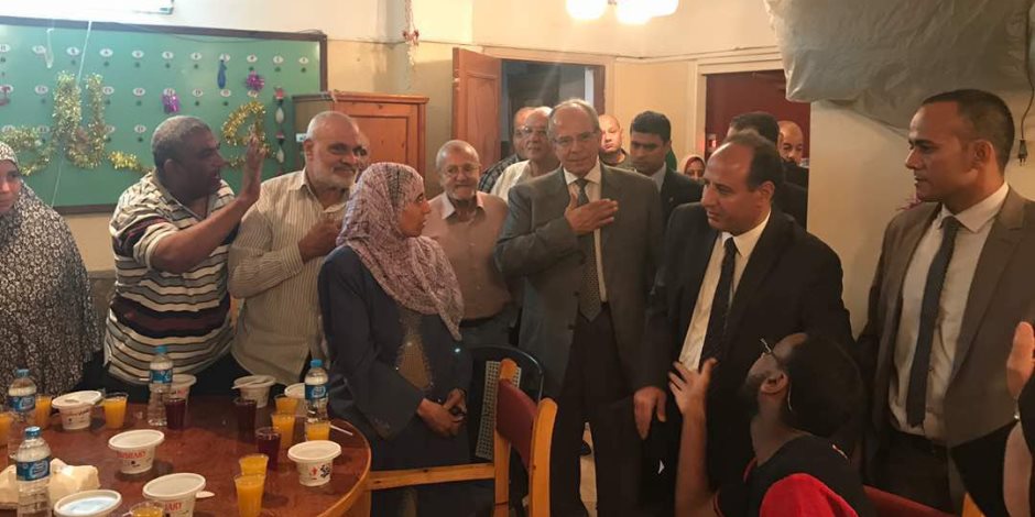 وزير التنمية المحلية يتناول الإفطار مع سكان العقار المائل بالإسكندرية (صور)