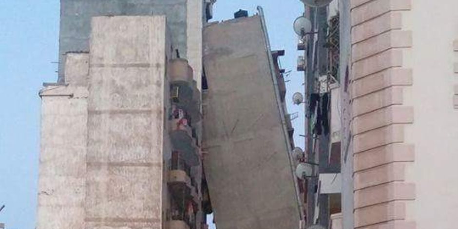 محافظ الإسكندرية ومدير الأمن يتفقدان موقع انهيار عمارة الأزاريطة ( صور )