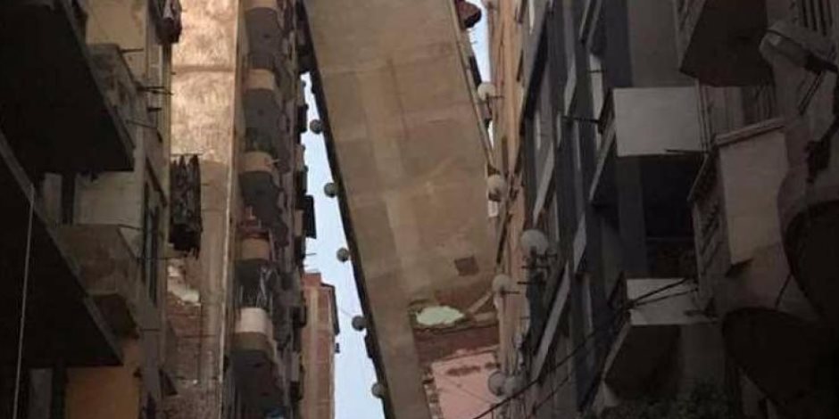 إزالة نصف أدوار برج الازاريطة المائل بالإسكندرية (صور)