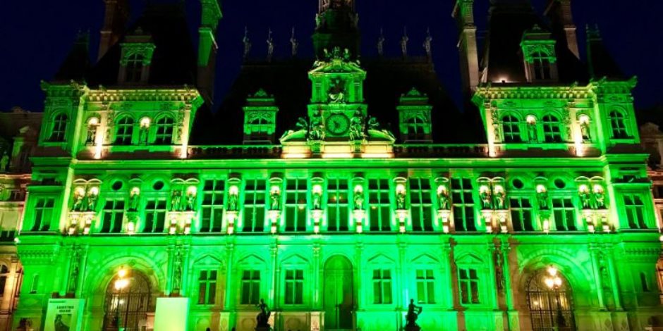 باللون الأخضر.. العالم يتضامن مع اتفاقية باريس للمناخ (صور)