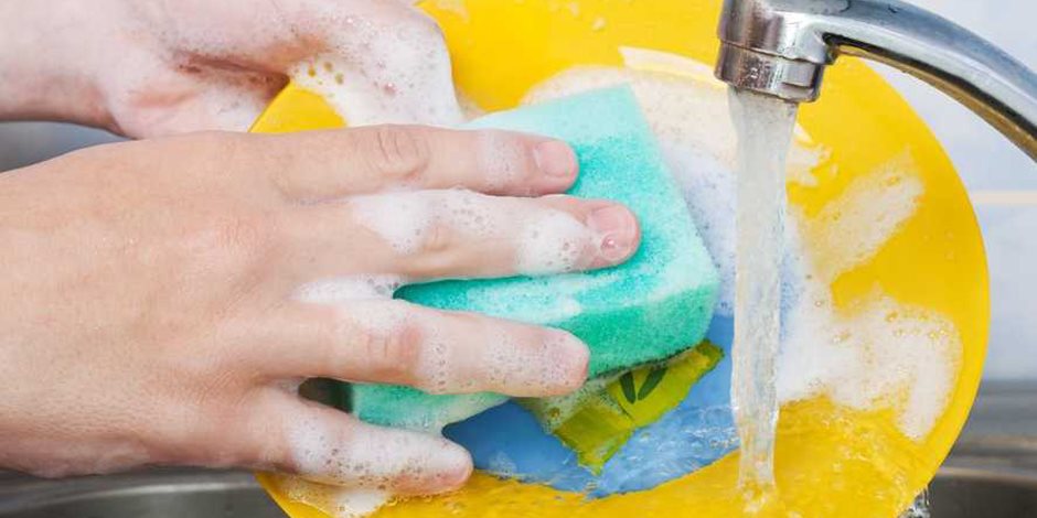 7 عادات خاطئة عند غسل الأطباق .. استخدام كمية كبية من المسحوق واسفنجة غير نظيفة