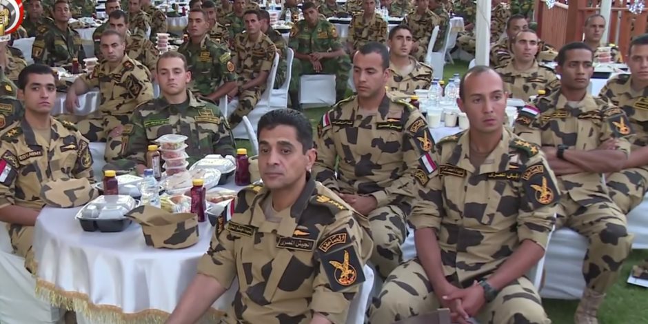 مرتديا زي الصاعقة.. محمد رمضان يظهر في حفل إفطار القوات الخاصة (فيديو)