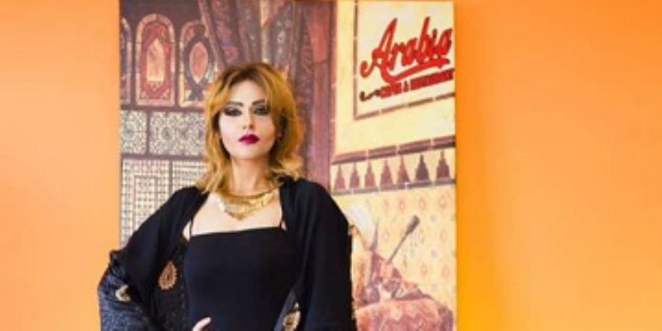 مصممة الأزياء "بوسي سكر" تقدم مجموعتها من البانشو والعباءات المفتوحة لشهر رمضان