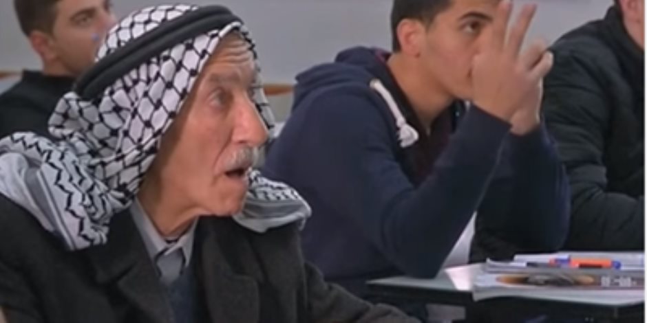 جد فلسطينى فى العقد التاسع يخضع لامتحانات الثانوية العامة من جديد