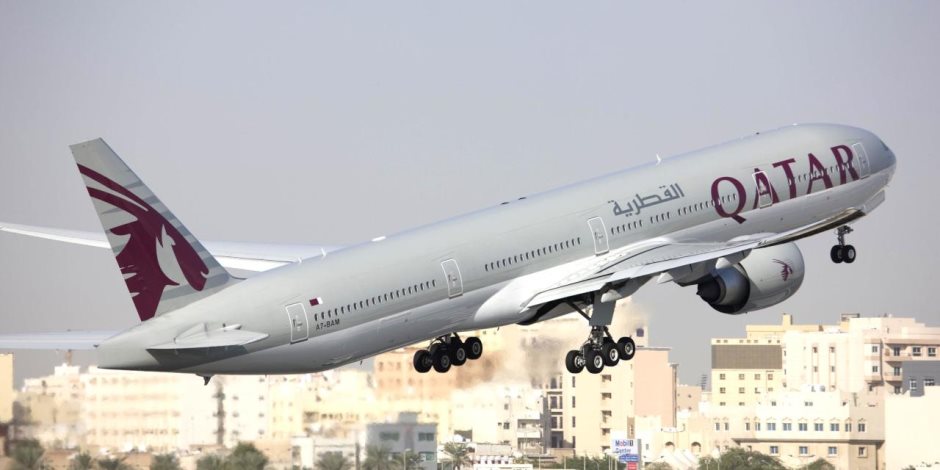 عمال يلقون شنط المسافرين من طائرة قطرية بأحد المطارات (فيديو)