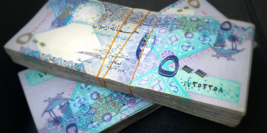 الريال القطري ينخفض لأقل سعر في البنوك ويسجل 4.94 مقابل الجنيه