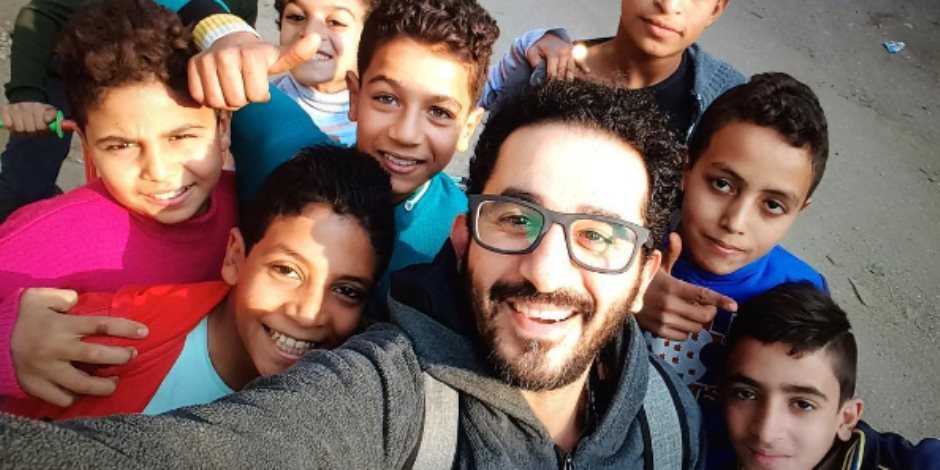 أحمد حلمي مع أولاد المنطقة على «إنستجرام»