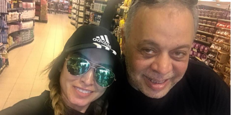 أشرف زكي وروجينا أثناء التسوق على «إنستجرام»