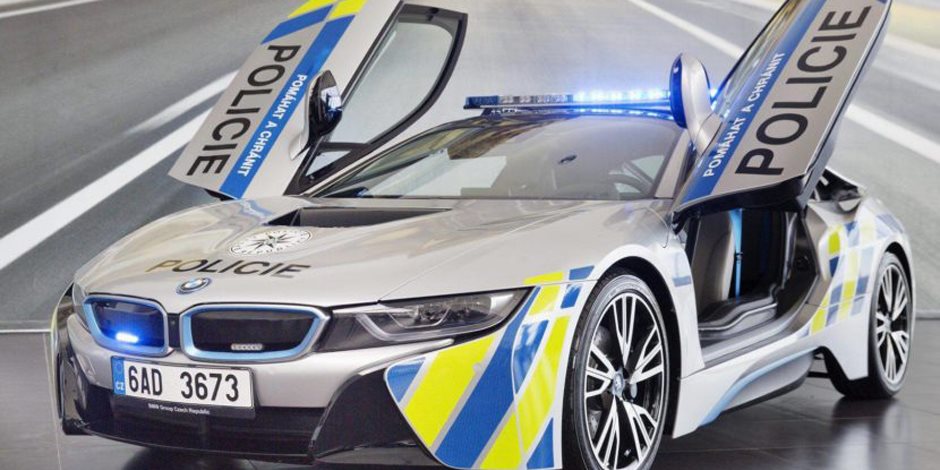 سيارة الشرطة التشيكية الفارهة تتعرض لتصادم