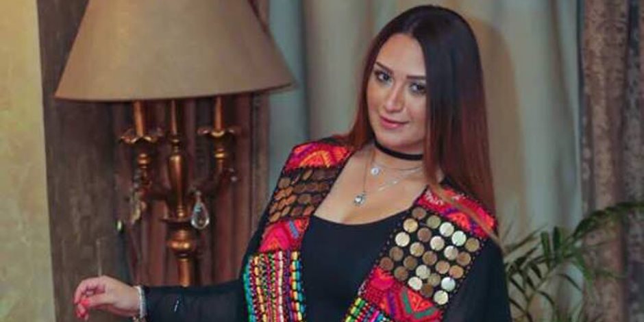 مصممة الأزياء "دينا فريد" تقدم موديلات العباءة فى شكل عصرى يناسب الأمسيات الرمضانية