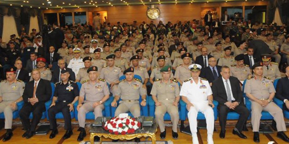 وزير الدفاع يشهد حفل تخرج دارسي دورات أكاديمية ناصر العسكرية العليا (صور)